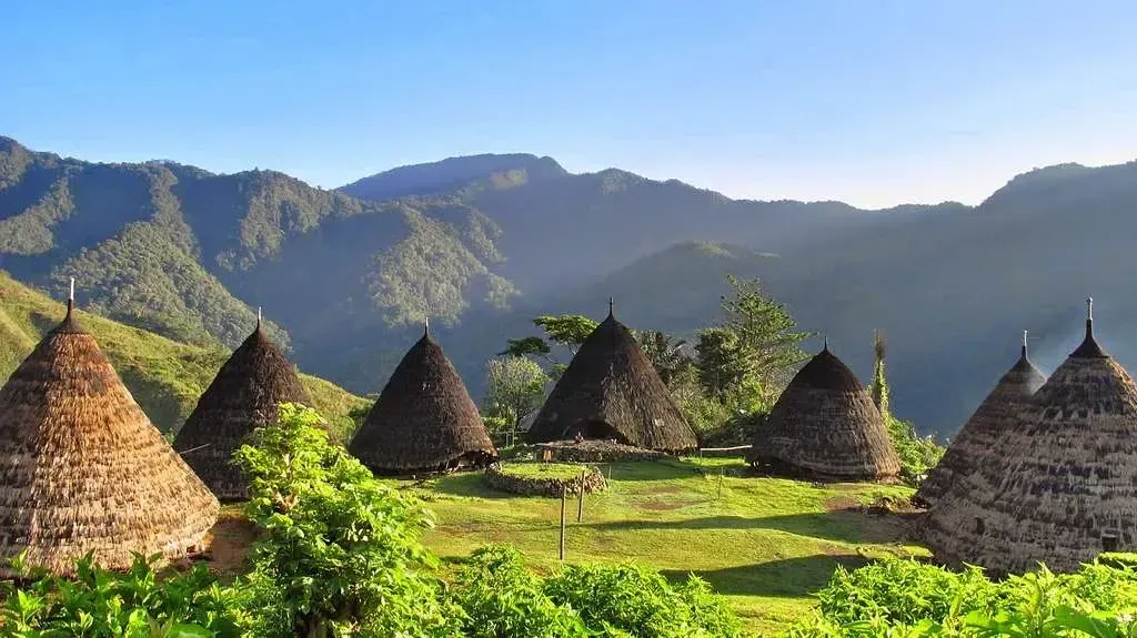 Flores Island — Complete Guide from Labuan Bajo | Culture, Nature & Adventure